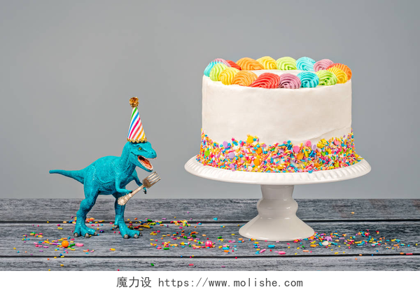 木桌上美味的水果蛋糕和戴着生日帽的恐龙恐龙的生日聚会